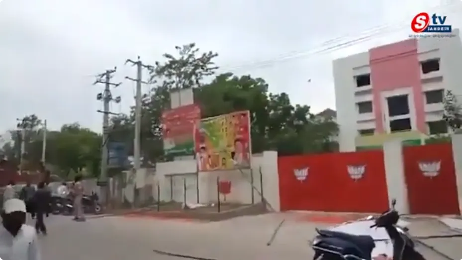 రణరంగంగా మారిన నల్లగొండ - మంత్రి క్యాంప్ ఆఫీస్ ముట్టడి, బీజేపీ జిల్లా అధ్యక్షుడి ఇల్లు ధ్వంసం